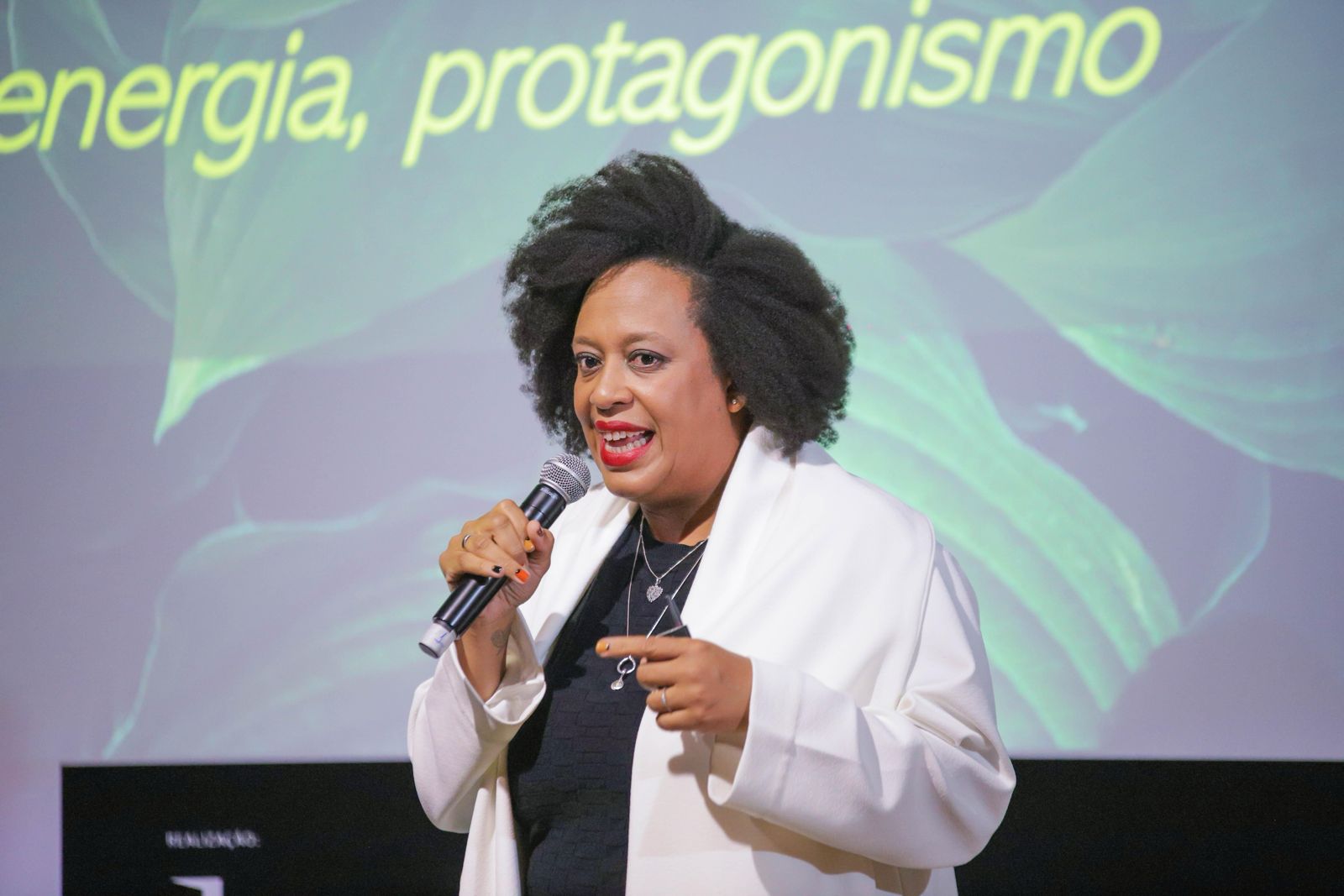 Executivo negro em reflexão